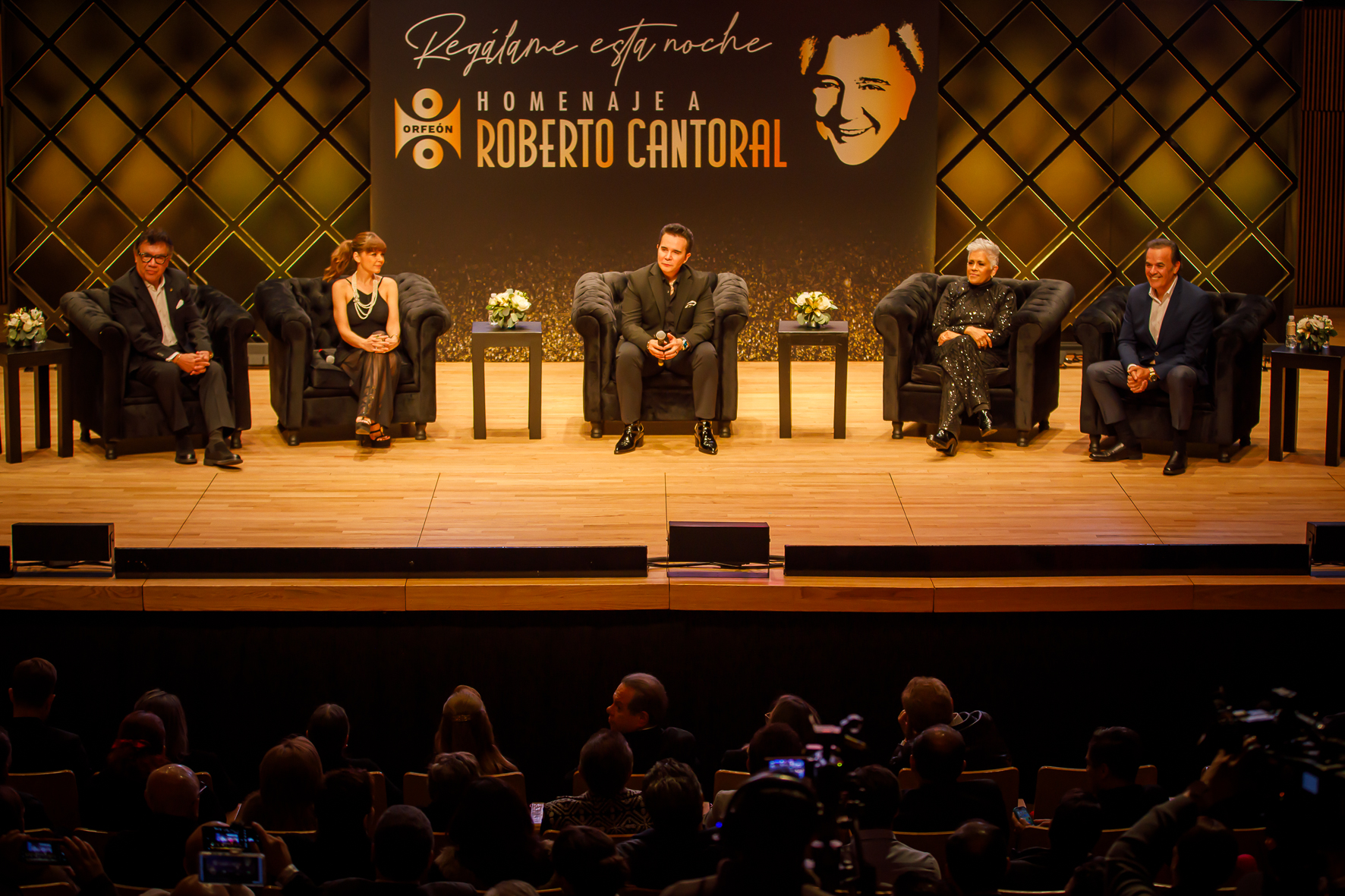 Presentan el album Regalame esta noche. Homenaje a Roberto Cantoral